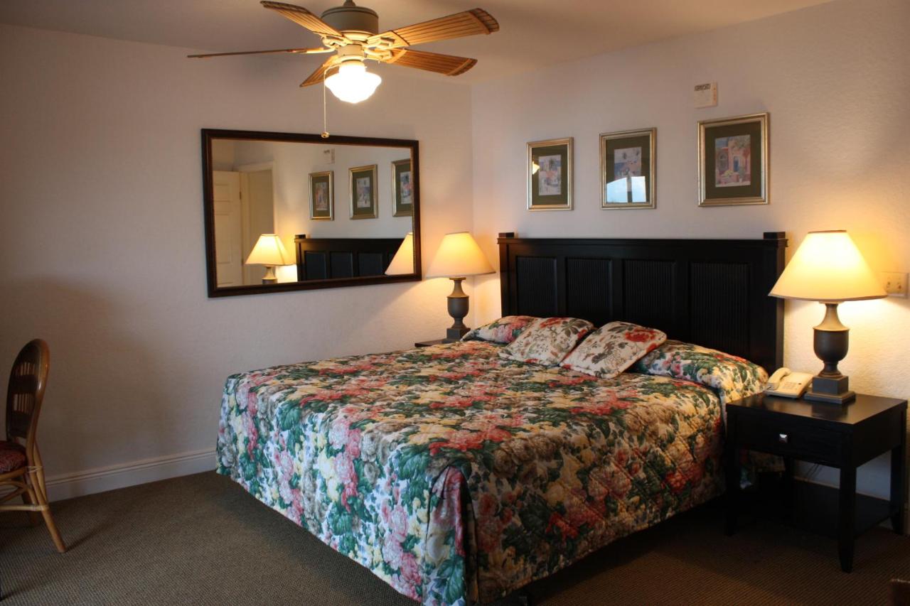 King Room with Lake View at Lake Roy Beach Inn