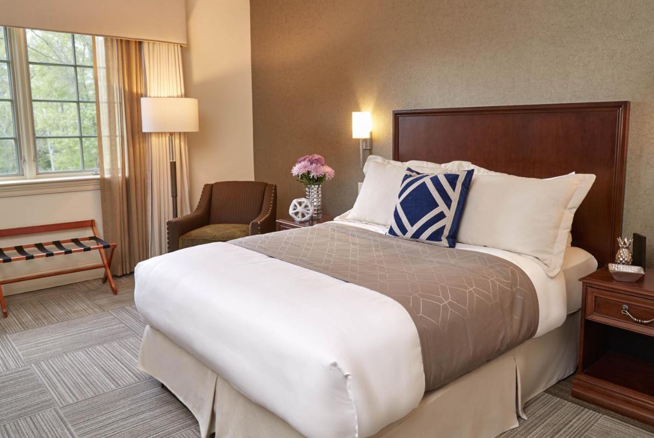 Queen Room with a Queen Bed at Rizzo Center, a Destination by Hyatt Hotel
