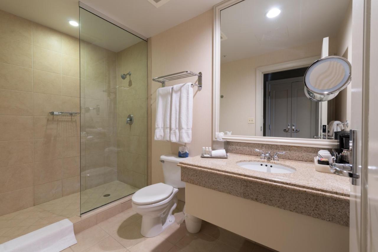 Deluxe Single Room with Balcony at The Glen Club