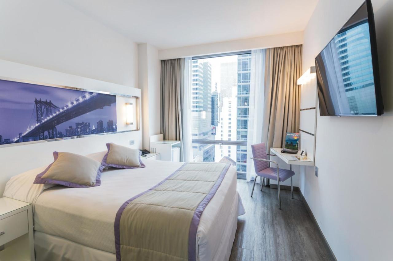 Deluxe Queen Room at Hotel Riu Plaza New York Times Square