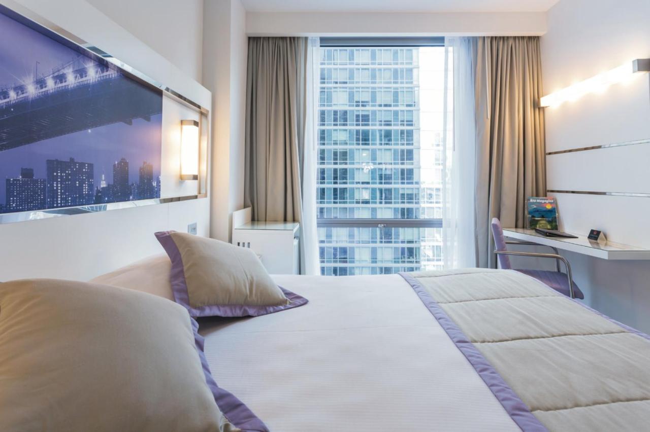 Deluxe Queen Room at Hotel Riu Plaza New York Times Square