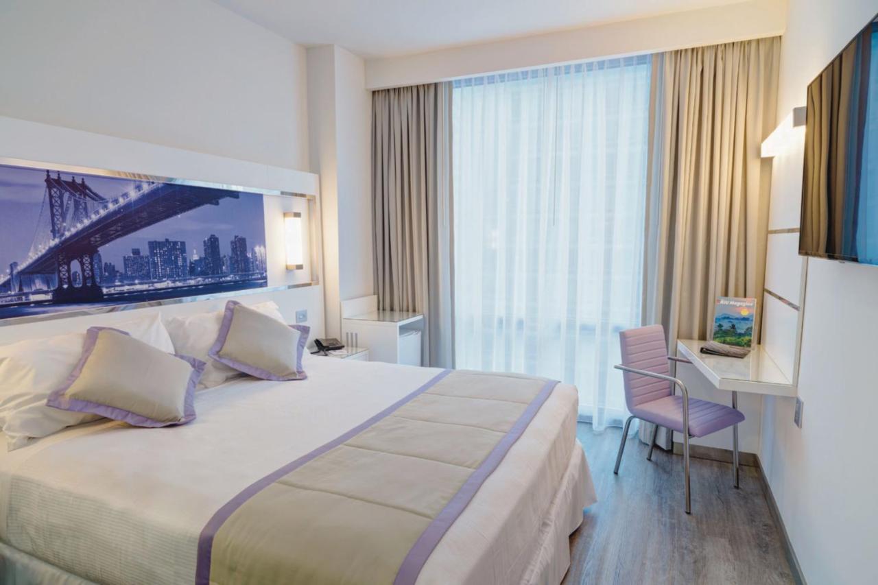 Deluxe Queen Room at Hotel Riu Plaza New York Times Square
