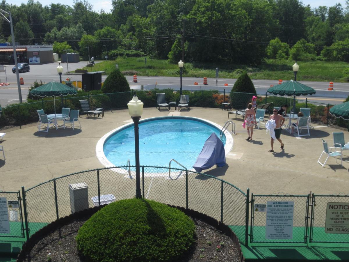 Queen Room with Lawn View at Roosevelt Inn and Suites Saratoga Springs