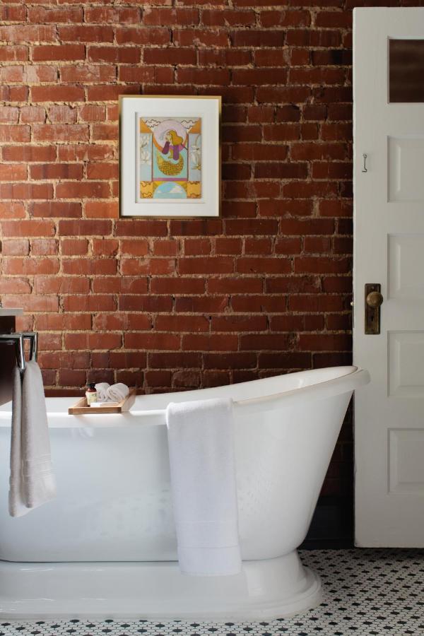 King Private Balcony Suite - The Dandelion at The Dwell Hotel, a Member of Design Hotels