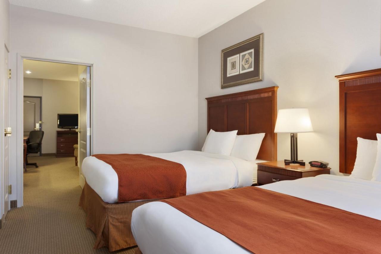 One-Bedroom Queen Suite with Sofa Bed at Country Inn & Suites by Radisson, Harrisonburg, VA