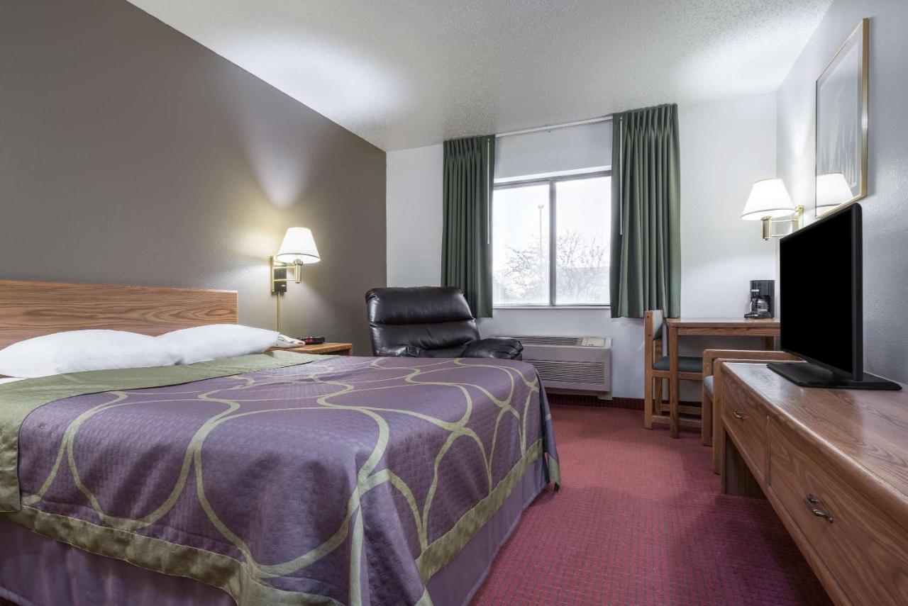 Queen Room - Non-Smoking at Super 8 by Wyndham Fond Du Lac