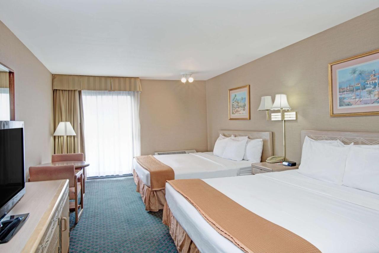 Deluxe Queen Suite with Two Queen Beds- Non-Smoking at Howard Johnson by Wyndham Torrance