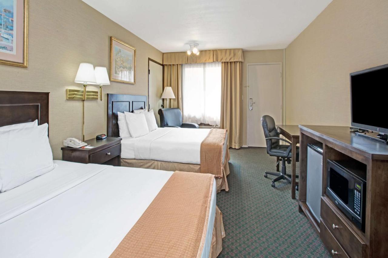 Deluxe Queen Suite with Two Queen Beds- Non-Smoking at Howard Johnson by Wyndham Torrance
