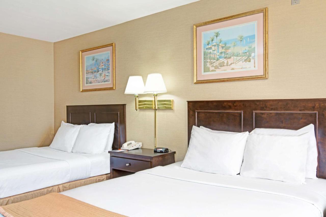 Deluxe Queen Suite with Two Queen Beds- Non-Smoking at Howard Johnson by Wyndham Torrance