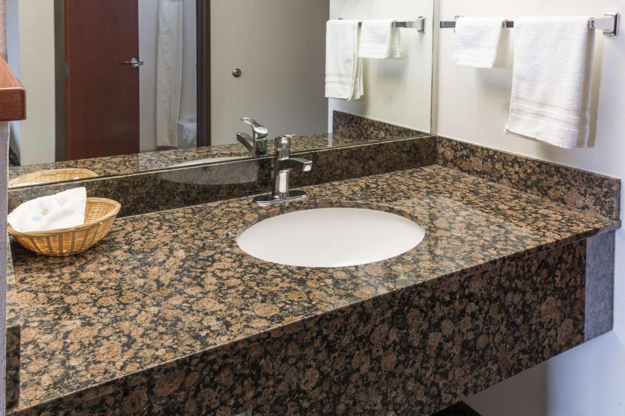 Queen Room - Non-Smoking at Travelodge Suites by Wyndham Newberg