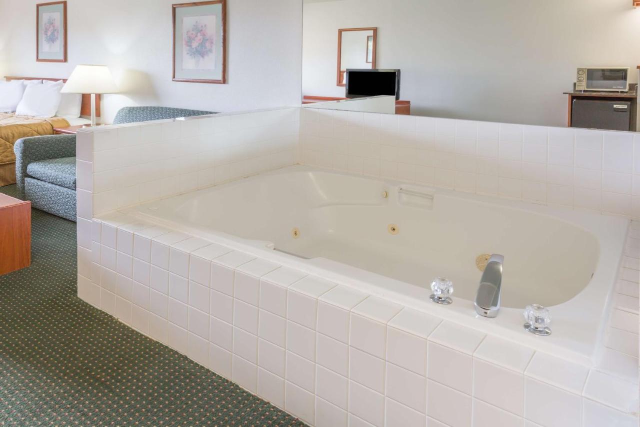 Deluxe King Suite at Travelodge Suites by Wyndham Newberg
