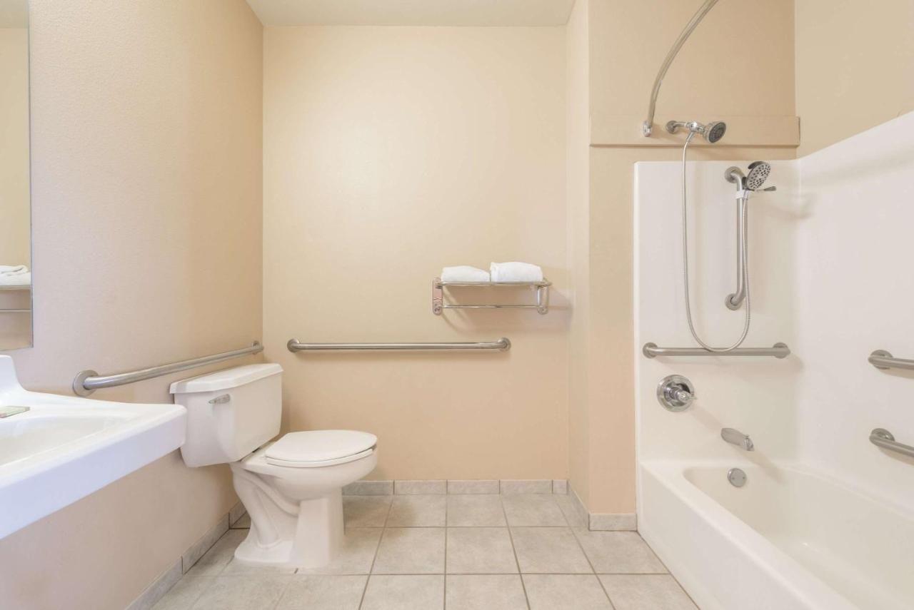 Deluxe King Room with Bath Tub - Mobility/Hearing Accessible - Non-Smoking at Super 8 by Wyndham Fort Worth Stockyards