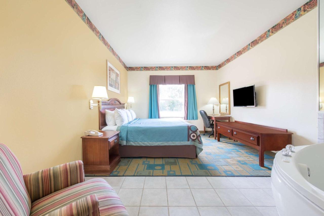 Deluxe King Room with Spa Bath- Non-Smoking at Super 8 by Wyndham Fort Worth Stockyards