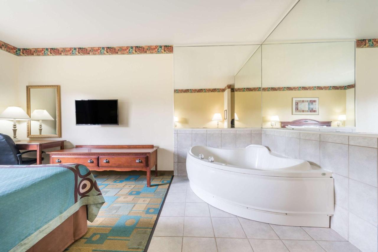 Deluxe King Room with Spa Bath- Non-Smoking at Super 8 by Wyndham Fort Worth Stockyards
