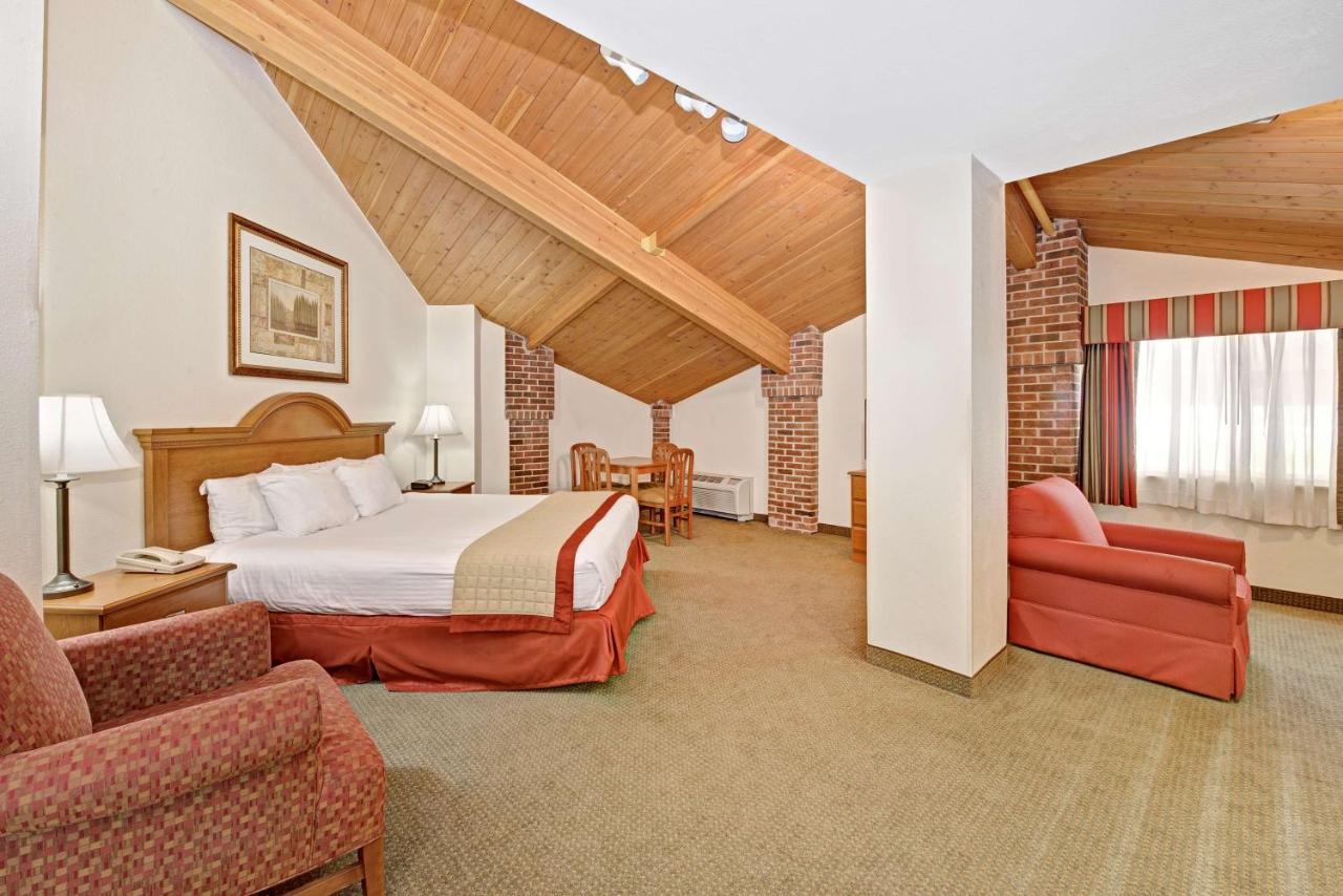 Deluxe King Suite with Hot Tub and Balcony - Non-Smoking at Baymont by Wyndham Indianapolis