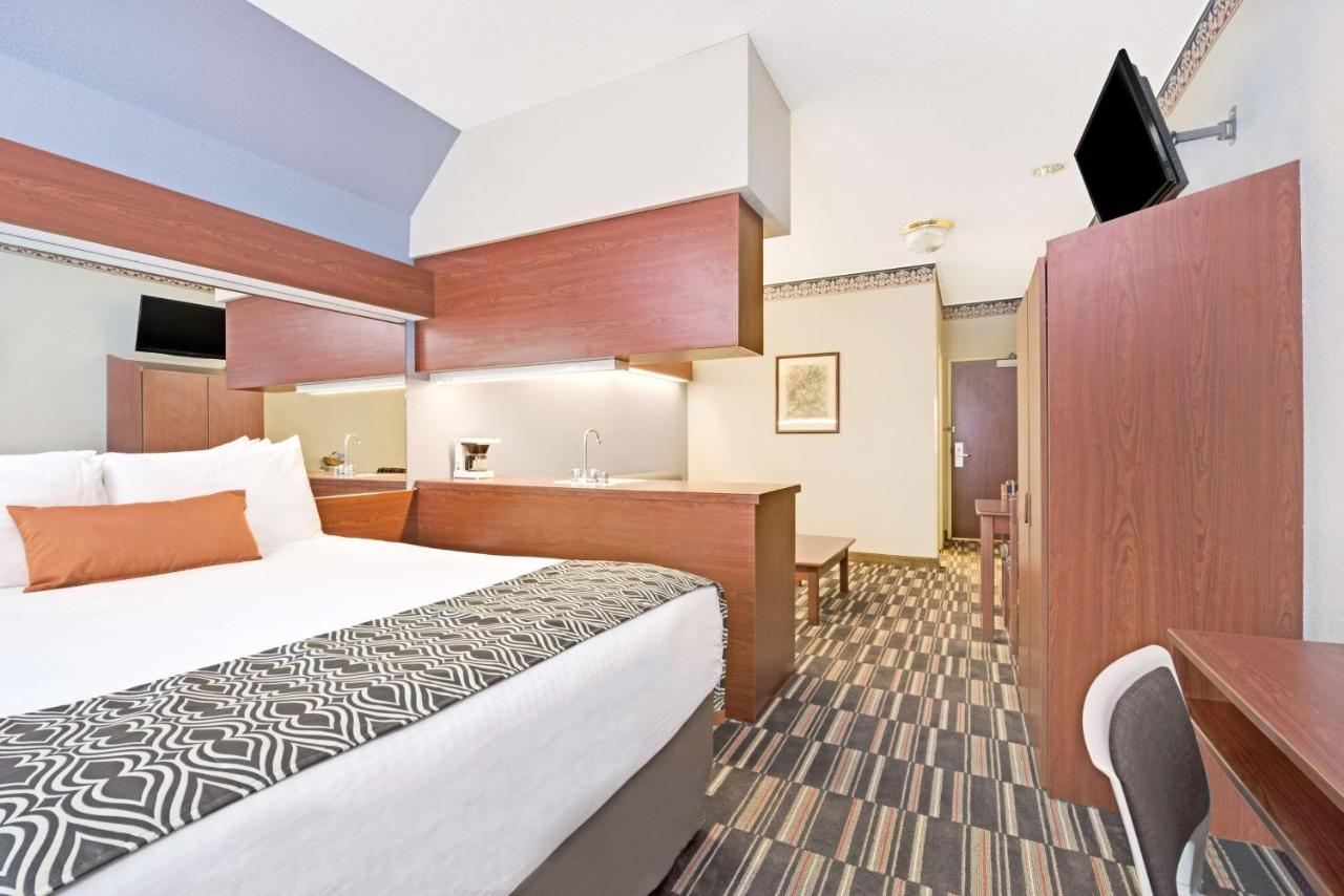 Queen Suite with Roll-In Shower - Disability Access/Non-Smoking/Pet Friendly at Microtel Inn & Suites by Wyndham Urbandale/Des Moines