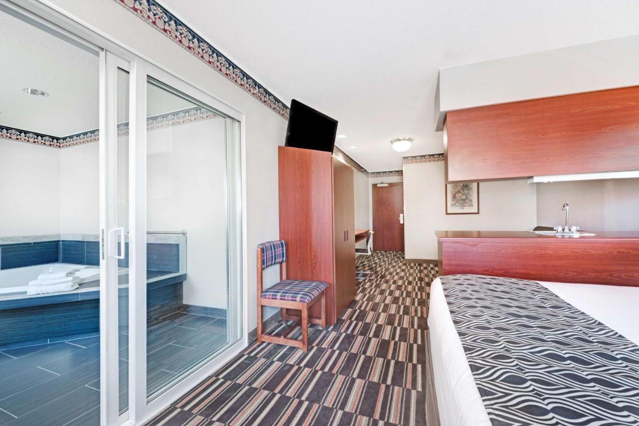 Queen Suite with Spa Bath - Non-Smoking at Microtel Inn & Suites by Wyndham Urbandale/Des Moines