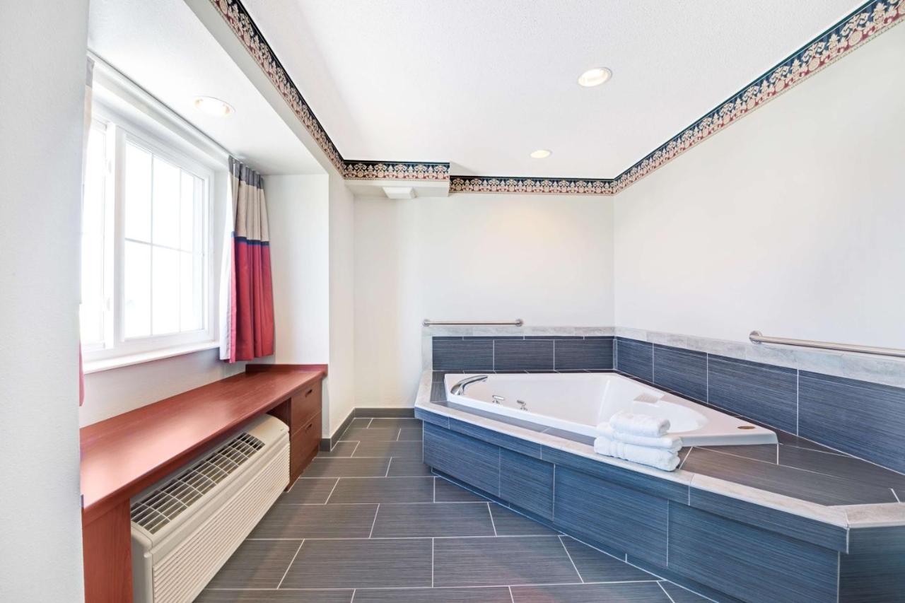 Queen Suite with Spa Bath - Non-Smoking at Microtel Inn & Suites by Wyndham Urbandale/Des Moines
