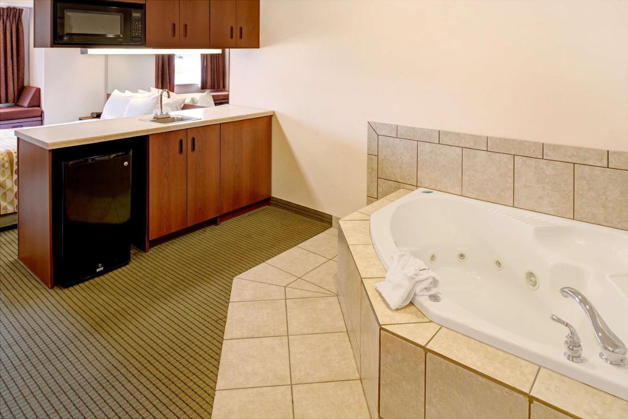 Deluxe Queen Studio Suite - Non-Smoking at Microtel Inn & Suites by Wyndham Bellevue/Omaha