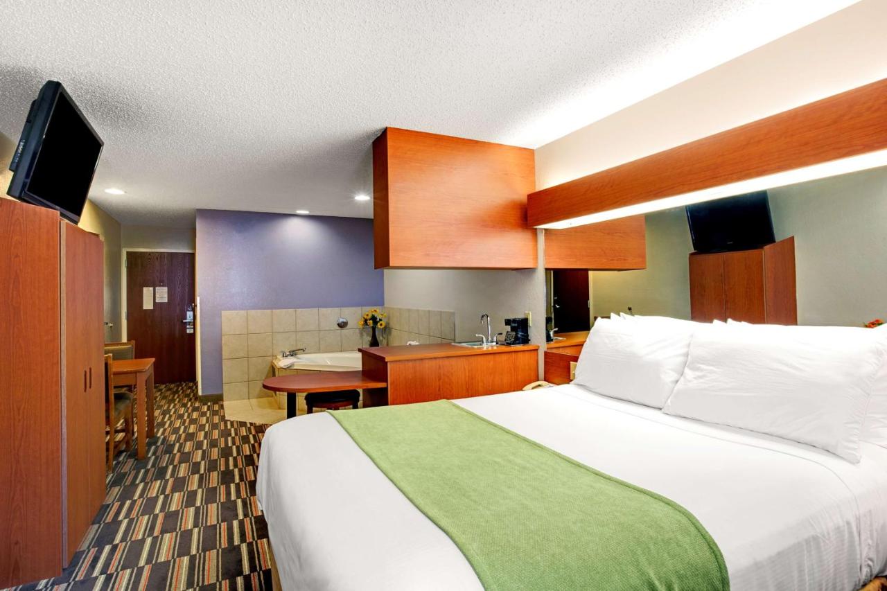 Deluxe Queen Studio Suite - Non-Smoking at Microtel Inn & Suites by Wyndham Cherokee