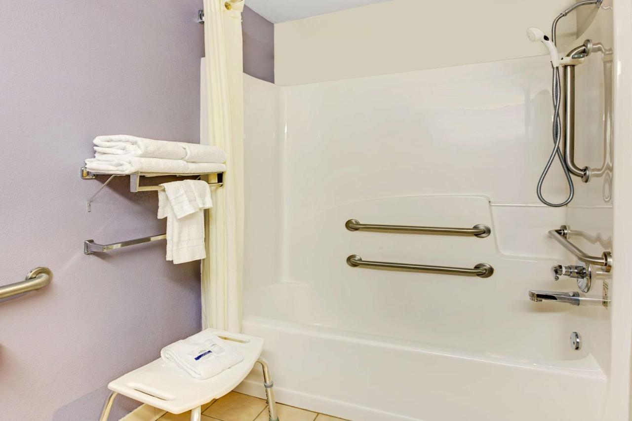 Queen Room - Disability Access/Non-Smoking at Microtel Inn & Suites by Wyndham Cherokee