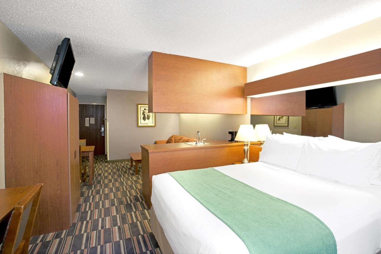Queen Studio Suite - Non-Smoking at Microtel Inn & Suites by Wyndham Cherokee