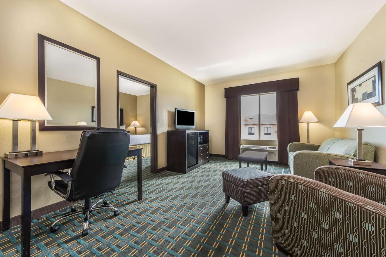 One-Bedroom King Suite - Non-Smoking at Days Inn & Suites by Wyndham Mineral Wells