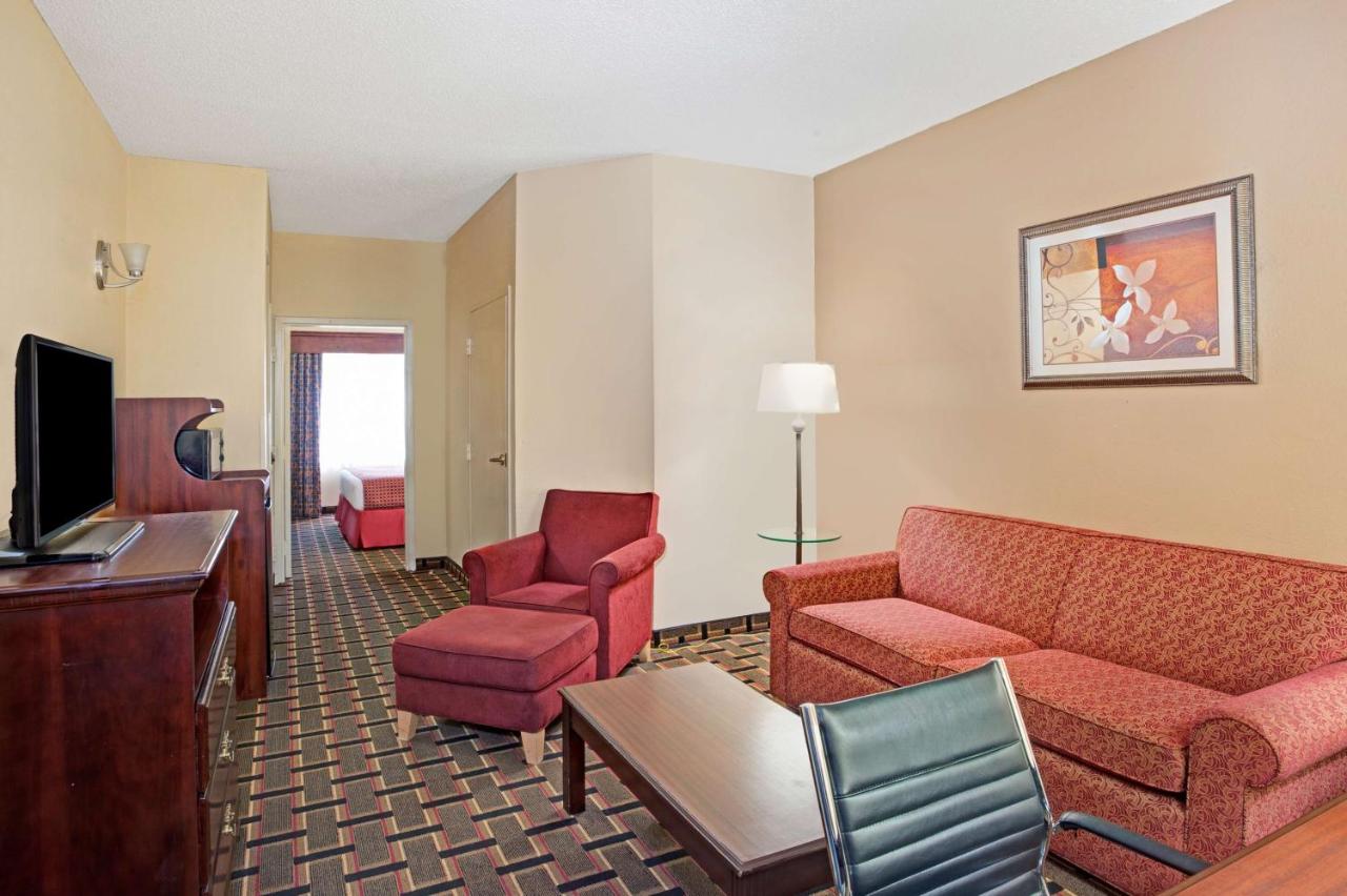 One-Bedroom King Suite - Non-Smoking at Baymont by Wyndham Kennesaw