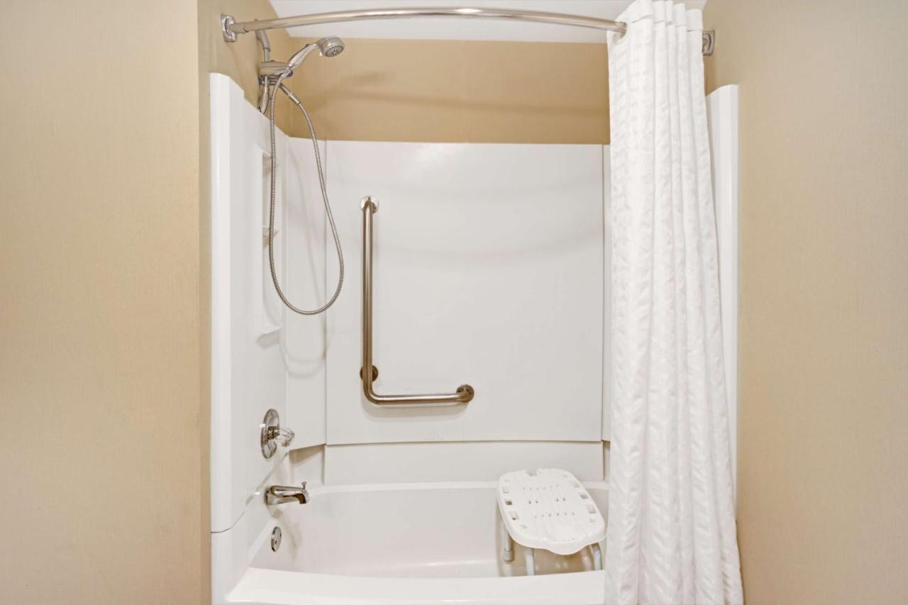 Deluxe Queen Room - Disability Access/Non-Smoking at Baymont by Wyndham Indianapolis West