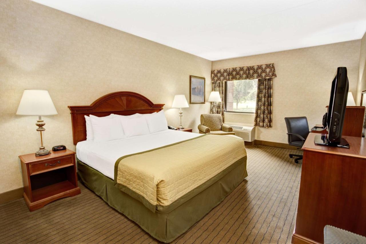 Deluxe Queen Room - Disability Access/Non-Smoking at Baymont by Wyndham Indianapolis West