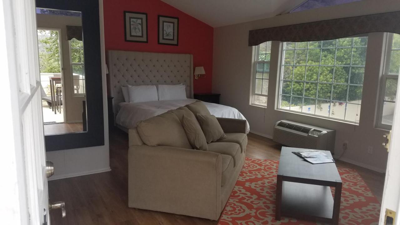 King Room with Ocean View at Malibu Country Inn