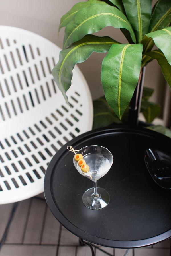 King Private Balcony Suite - The Dandelion at The Dwell Hotel, a Member of Design Hotels
