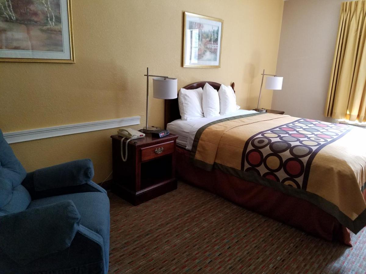 Deluxe King Room - Smoking at Super 8 by Wyndham Cornelia