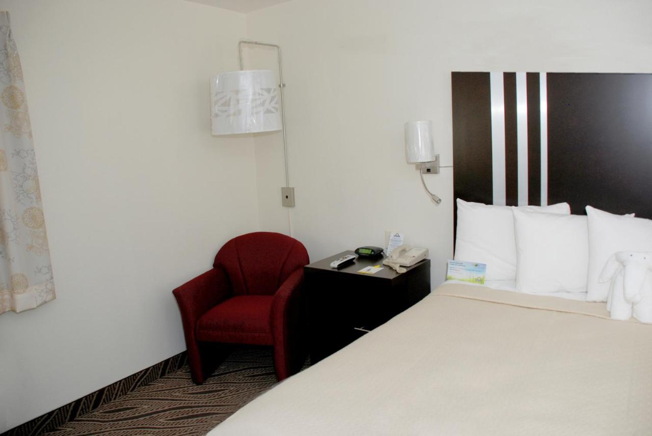 King Room- Non-Smoking at Days Inn by Wyndham Dyersburg