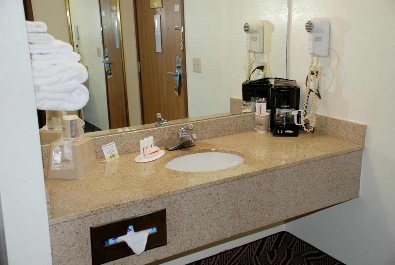 Queen Room - Non-Smoking at Days Inn by Wyndham Dyersburg