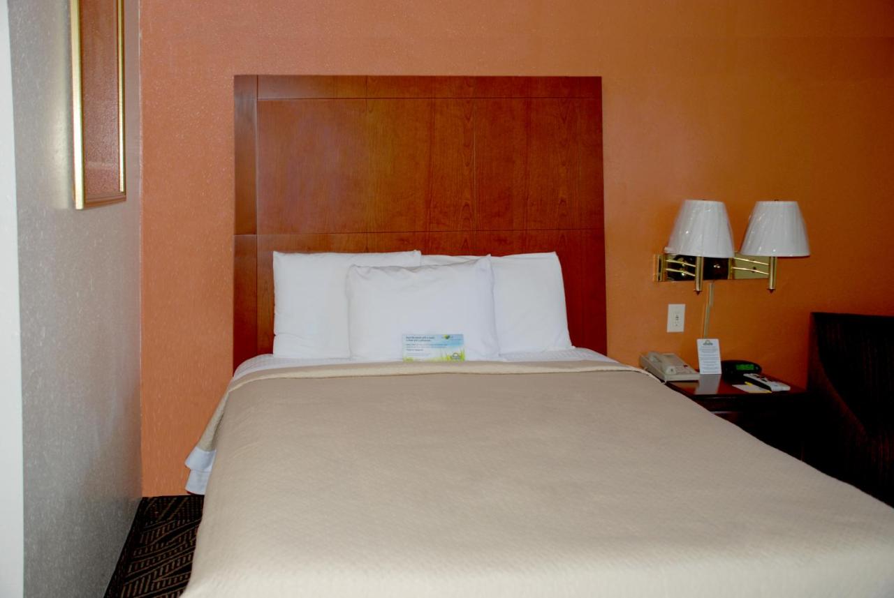Queen Room - Non-Smoking at Days Inn by Wyndham Dyersburg