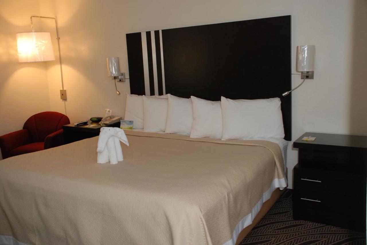 King Room- Non-Smoking at Days Inn by Wyndham Dyersburg