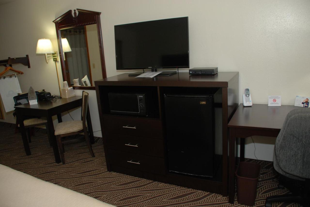 King Room- Non-Smoking at Days Inn by Wyndham Dyersburg