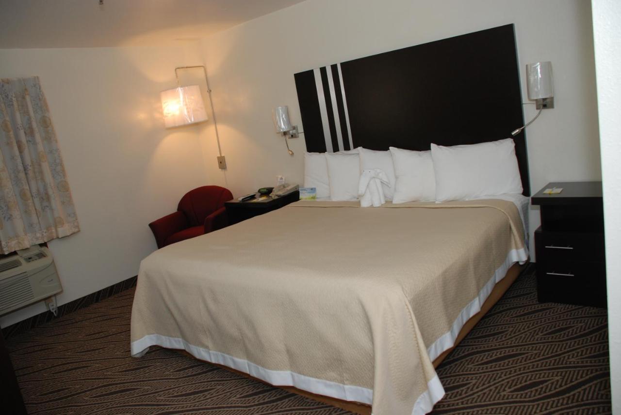 King Room- Non-Smoking at Days Inn by Wyndham Dyersburg