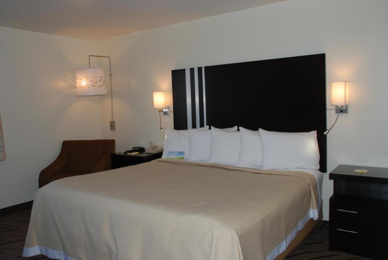 King Room- Non-Smoking at Days Inn by Wyndham Dyersburg