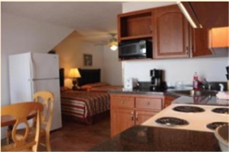 Deluxe Townhouse at Lake Roy Beach Inn