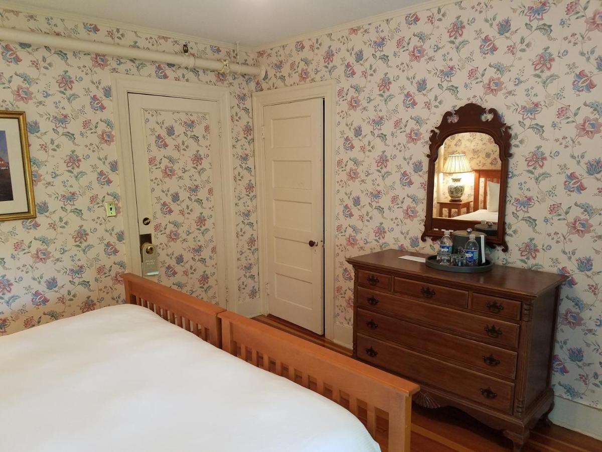 Standard Queen Room at Asticou Inn
