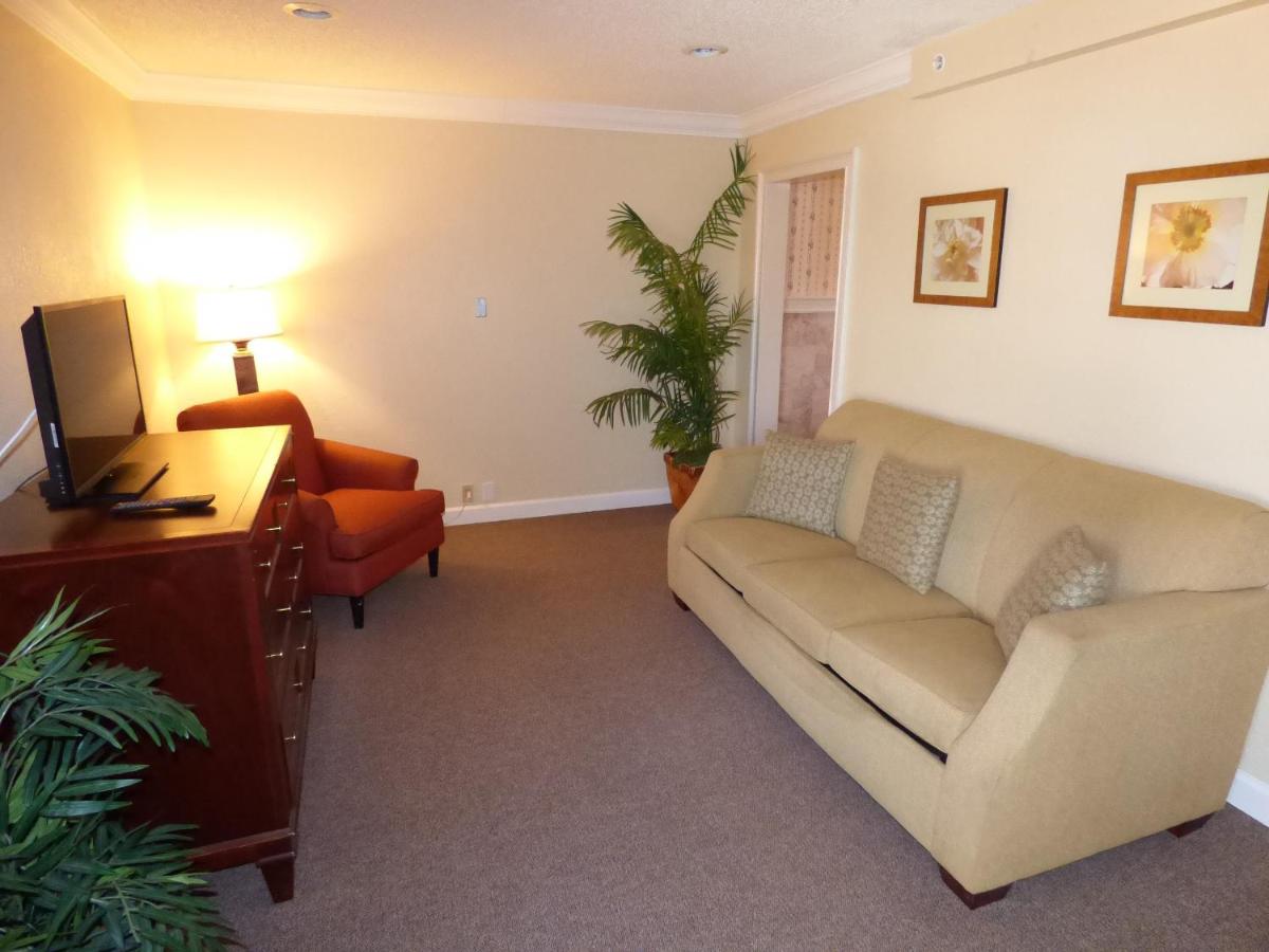 King Studio Suite - Non-Smoking at Lakeshore Resort and Marina