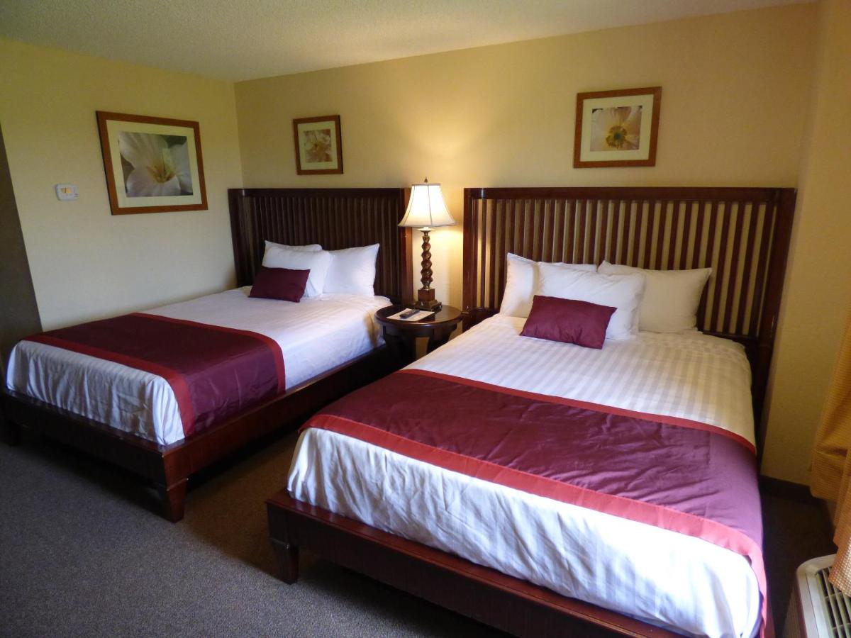 Queen Room with Two Queen Beds - Non-Smoking at Lakeshore Resort and Marina
