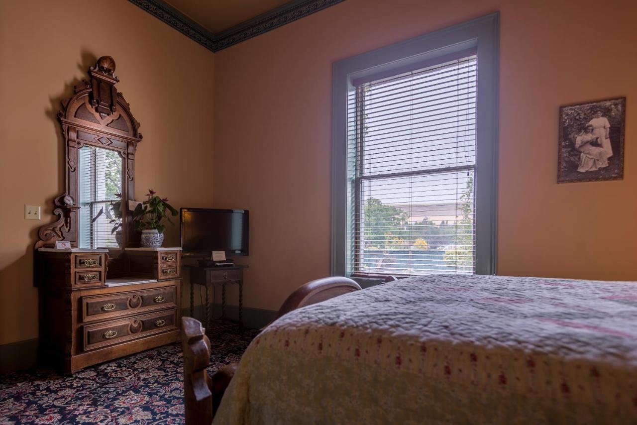 Standard Queen Room at Hotel Hardware