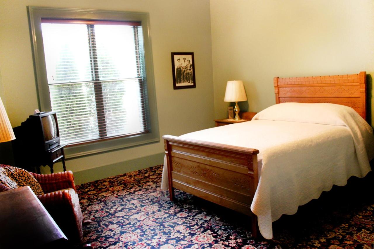 Queen Room at Hotel Hardware