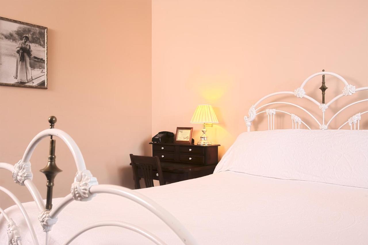 Queen Room at Hotel Hardware