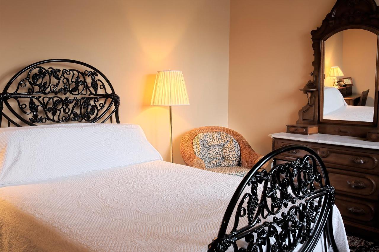 Queen Room at Hotel Hardware