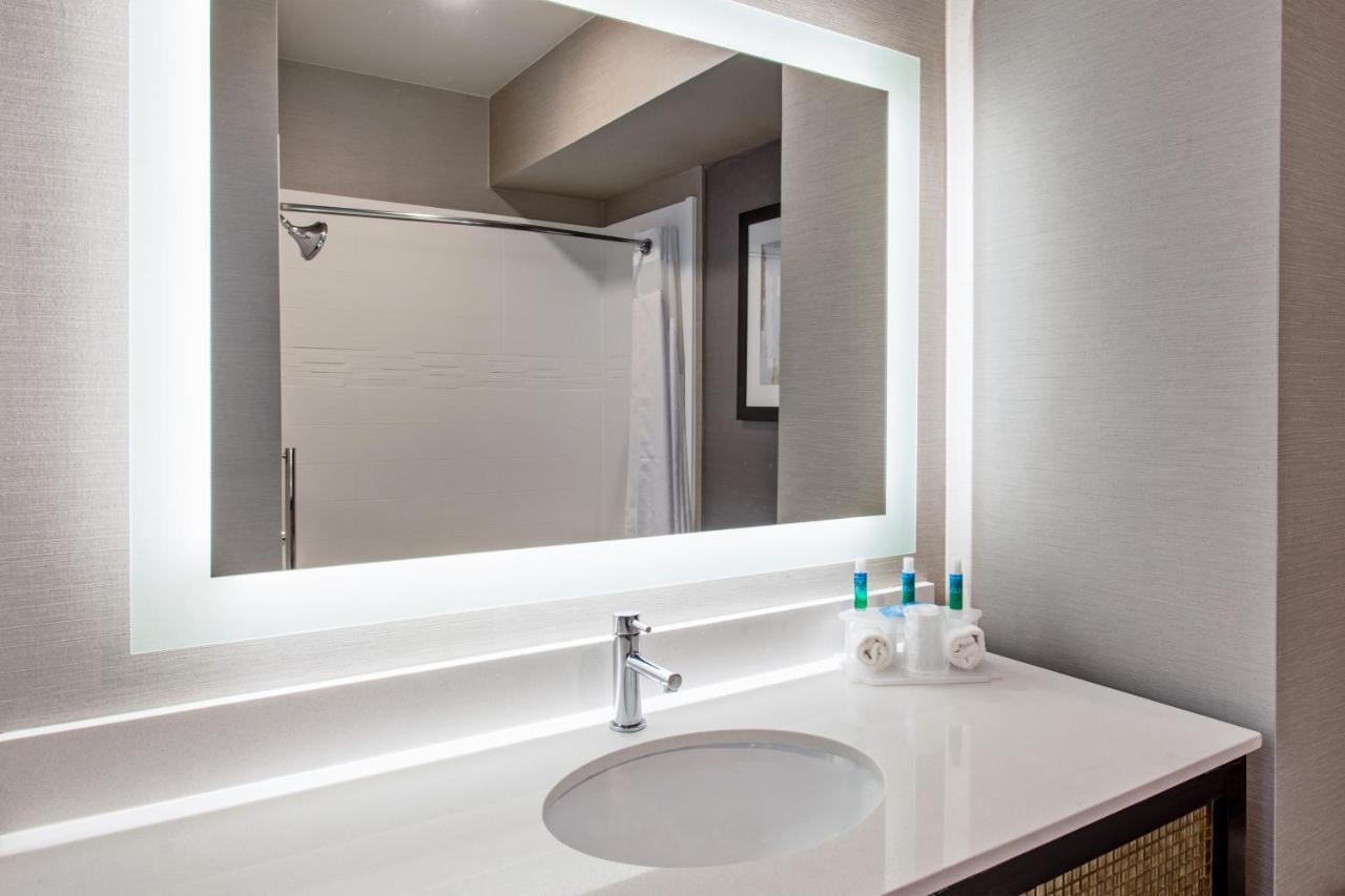 King Suite at Holiday Inn Express & Suites Anaheim Resort Area by IHG