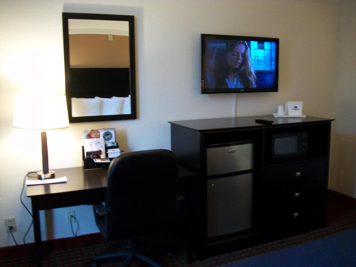 Queen Room at Americas Best Value Inn Romulus Detroit Airport